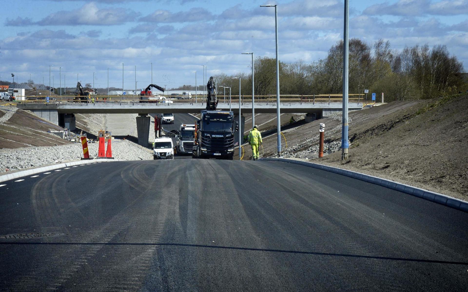 Järnvägsbron över Österleden är färdiggjuten och bilvägen under beräknas öppna upp för trafik i mitten av maj.