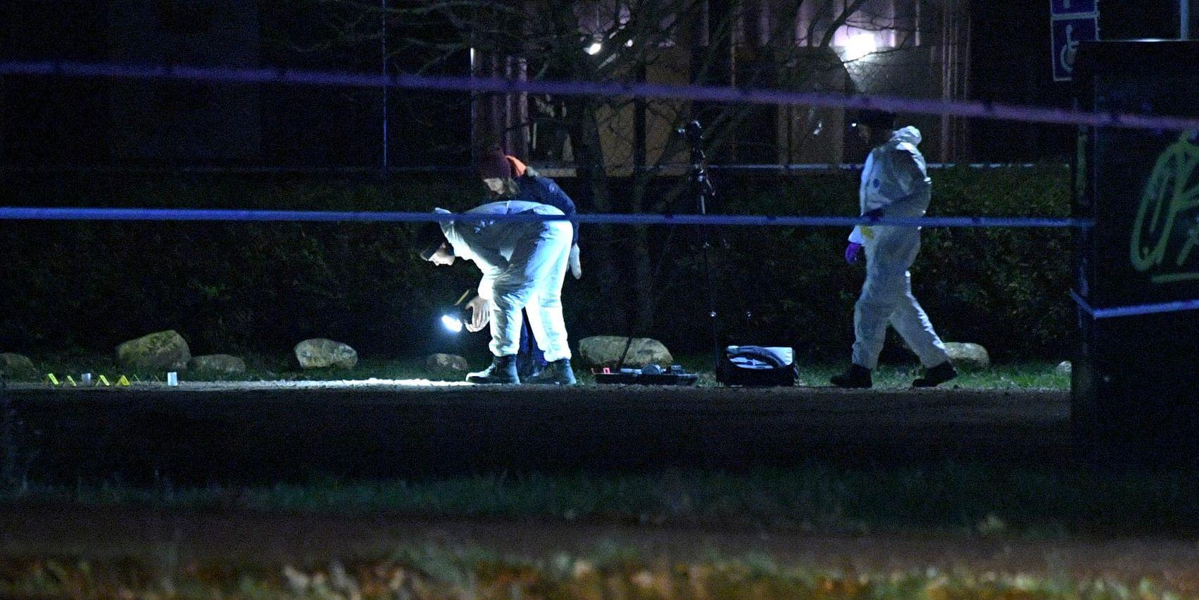 Polisens kriminaltekniker i arbete i Bårslöv utanför Helsingborg där en 20-årig man sköts ihjäl den 31 oktober. Arkivbild.