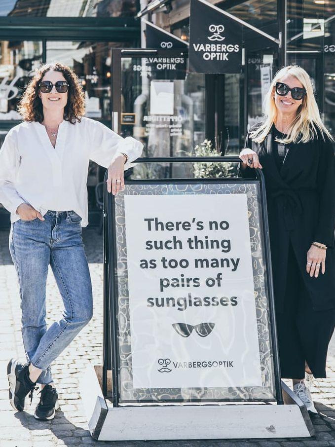 ”Förutom att det är både snyggt och roligt med solglasögon fyller de en så otroligt viktig funktion genom att skydda ögonen mot UV-strålar”, sägerJeanette Lagsjö till vänster. Louise Hernqvist tycker att modet för solglasögon är extra kul just nu: ”Variationen är så stor, nästan inget blir fel. Det viktigaste är dock att man känner sig bekväm, då blir det alltid bra”, säger hon. 