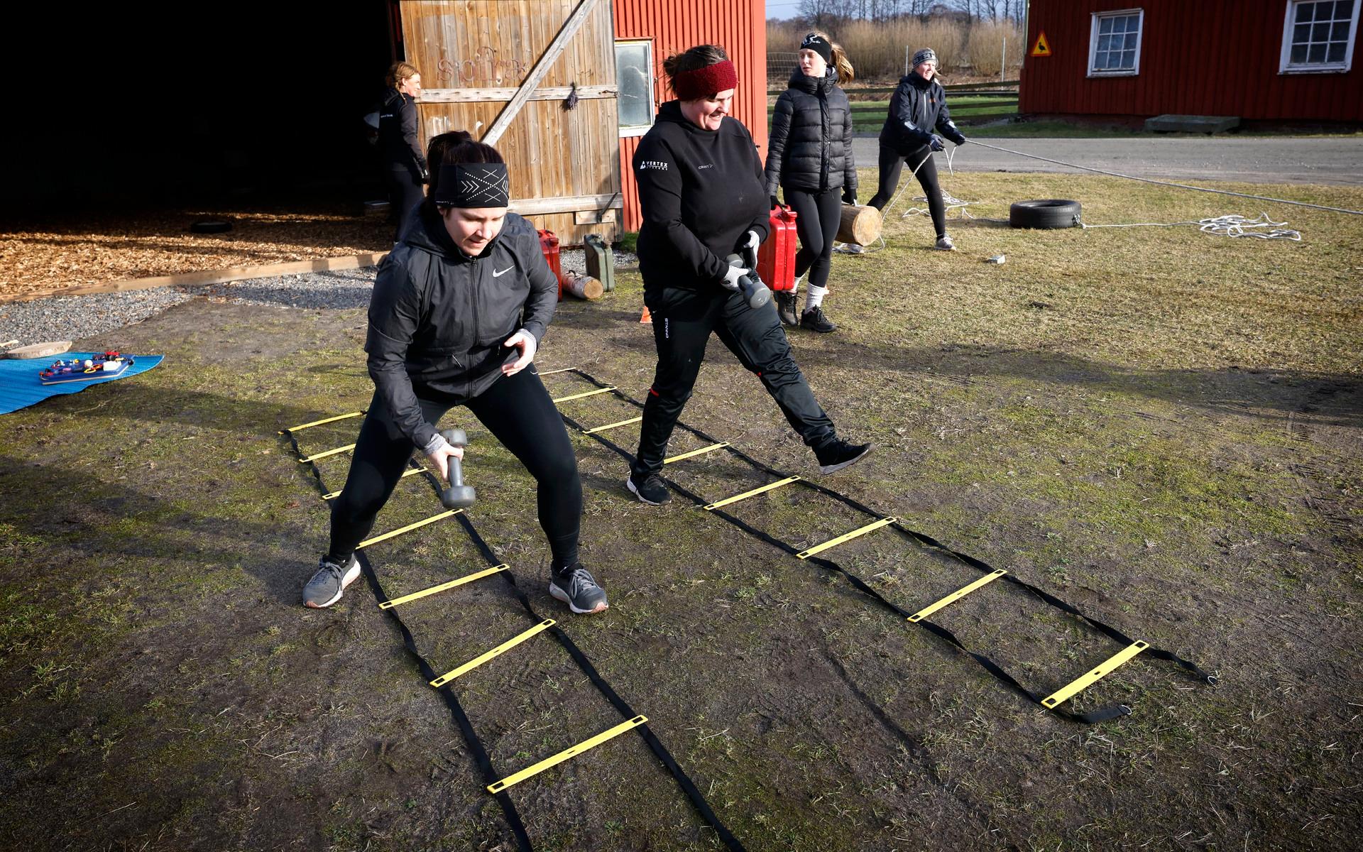 Stationsträningen på Spira gård i Tvååker innehåller flera styrkemoment. 