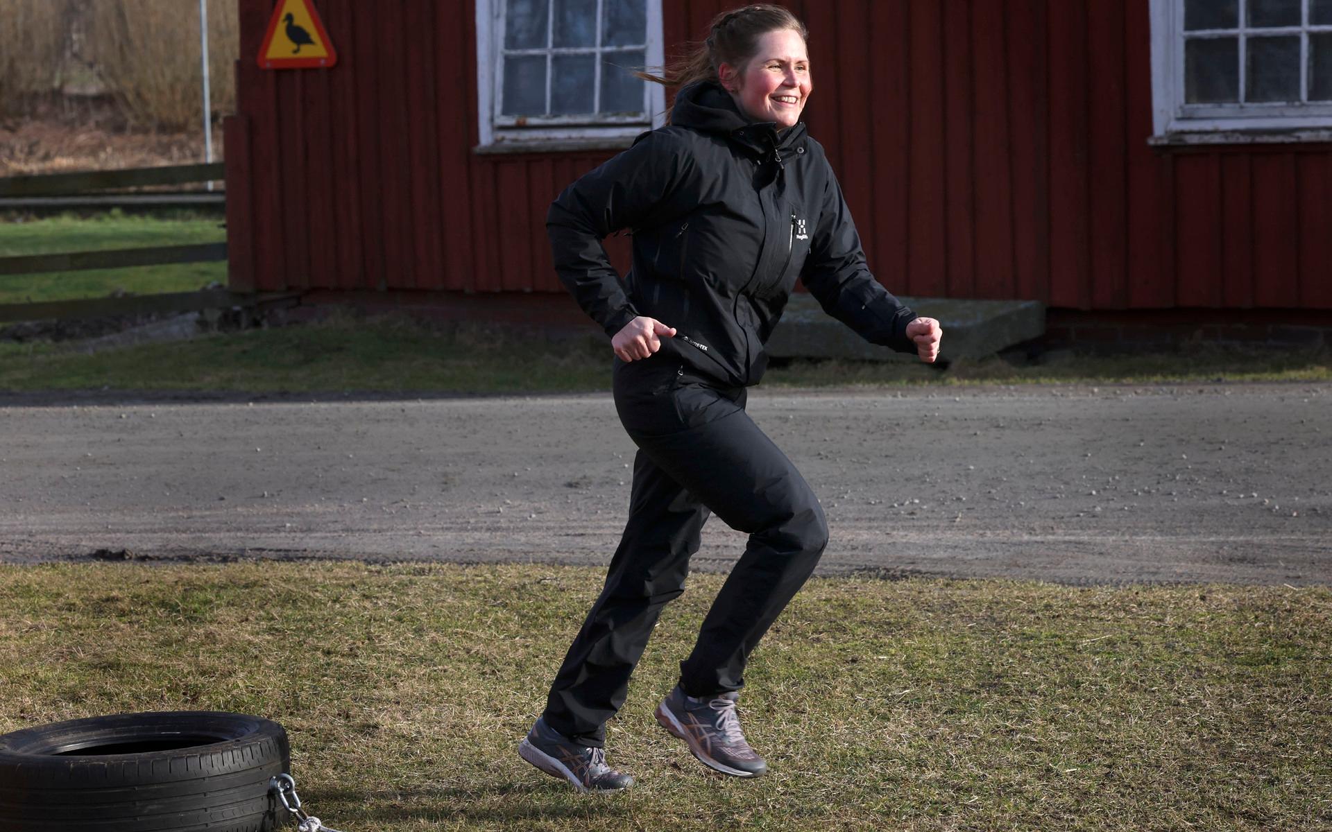 Det är högt tempo på träningen. Här är det Therese Dalevi som springer under passet. Att det blåser ganska kallt är det ingen som verkar störas av.