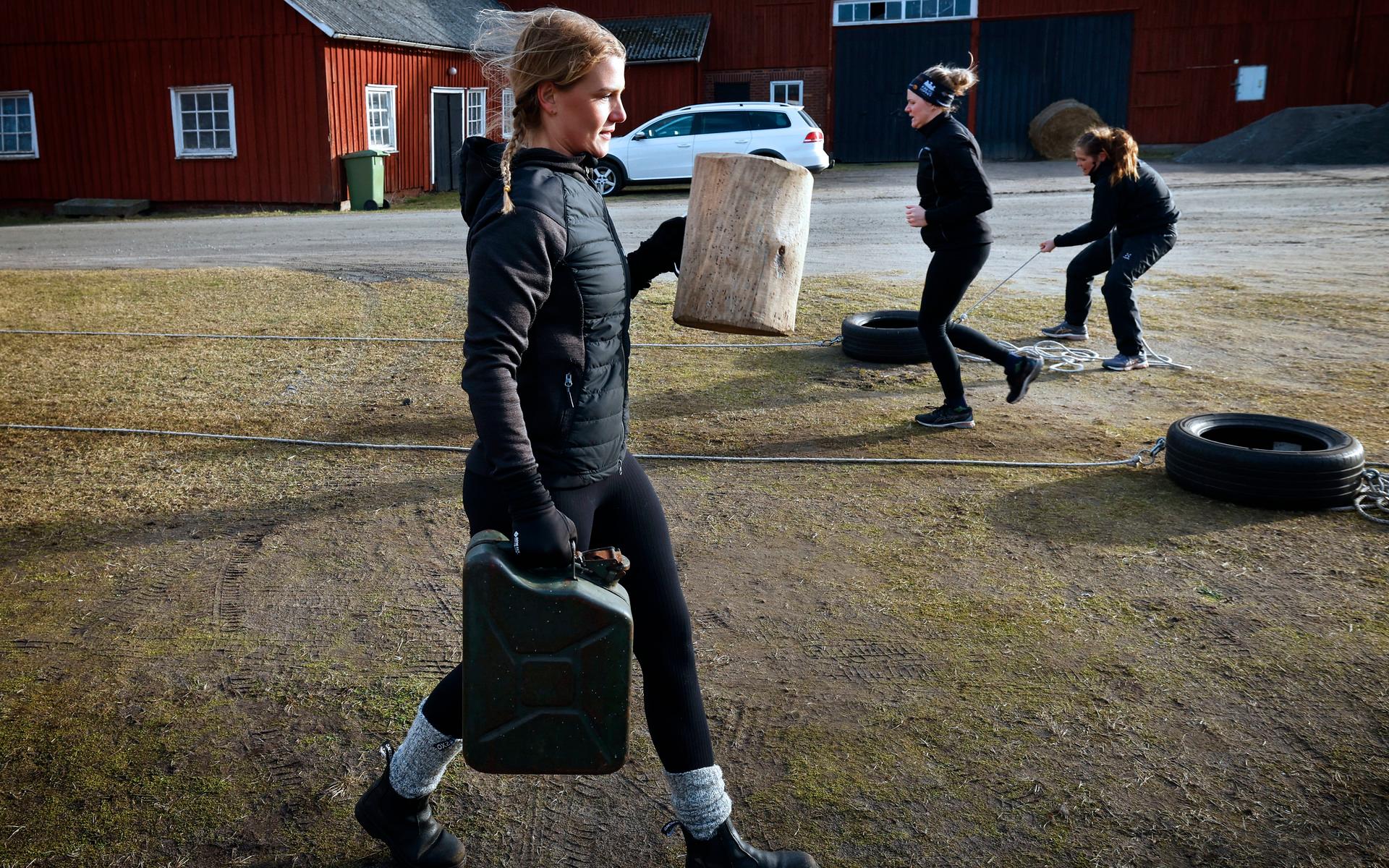 Olivia Johansson, som driver Spira gård växlar mellan att hoppa in på någon station och träna, stå vid en vagn och vagga ett barn till sömns eller instruera på någon station.