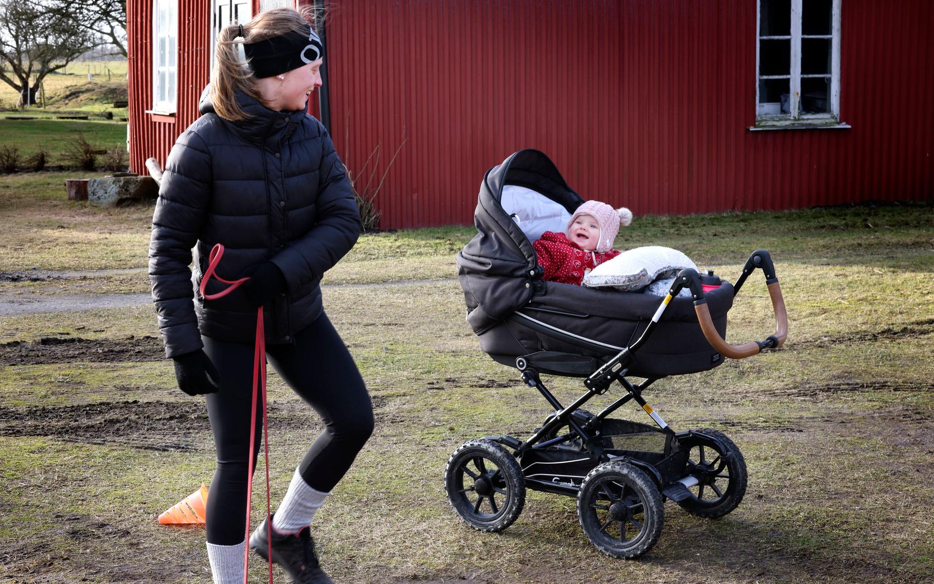 Maja Englund och dottern Molly, åtta månader, från Derome, började på utomhusträningen när Molly var fem veckor. – Det var spännande att testa att träna utomhus och jag sökte efter just mammaträning hos någon som har kompetens för träning efter förlossningen, säger hon.