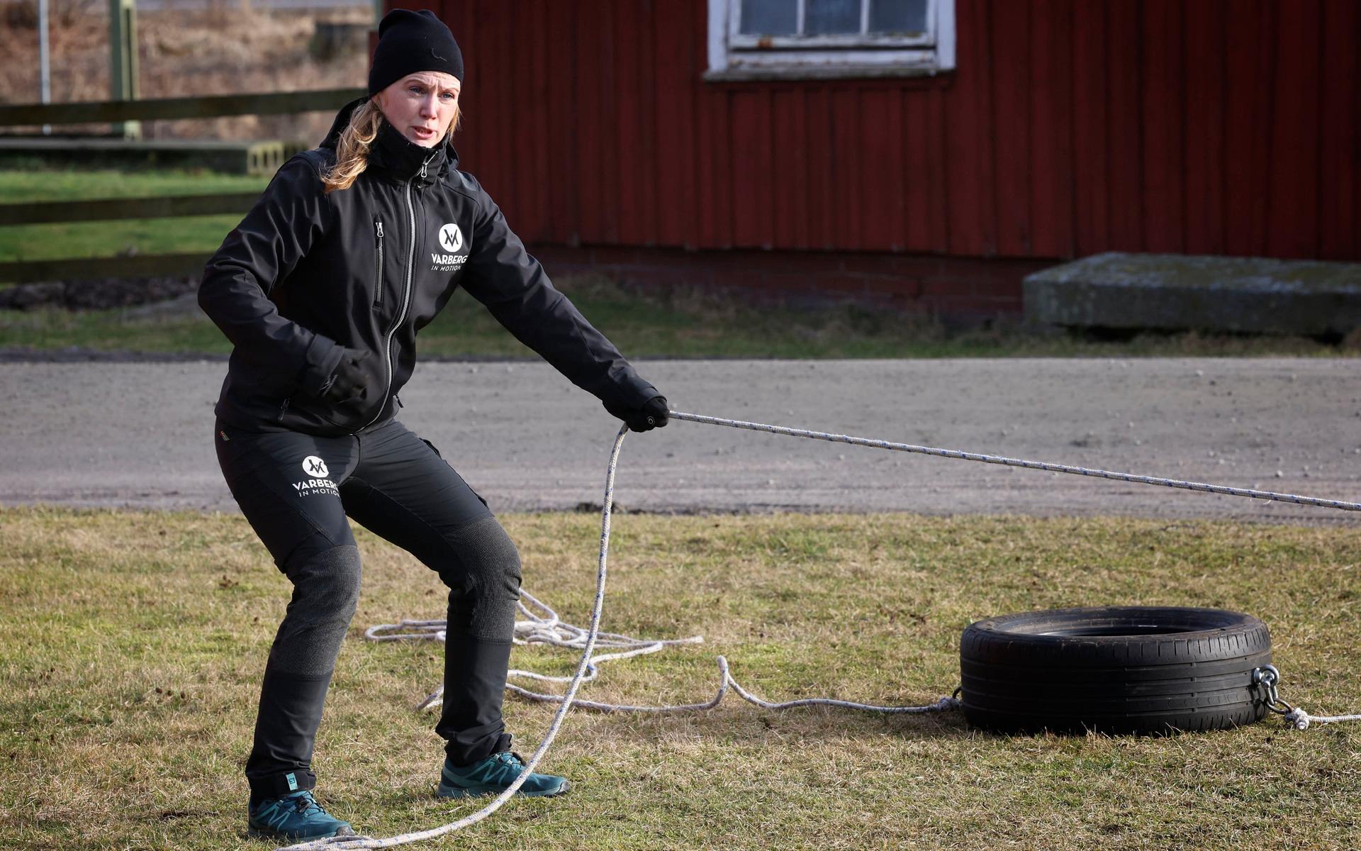 Sandra Molvig visar träningsgruppen hur ett däck ska dras över gårdsplanen.