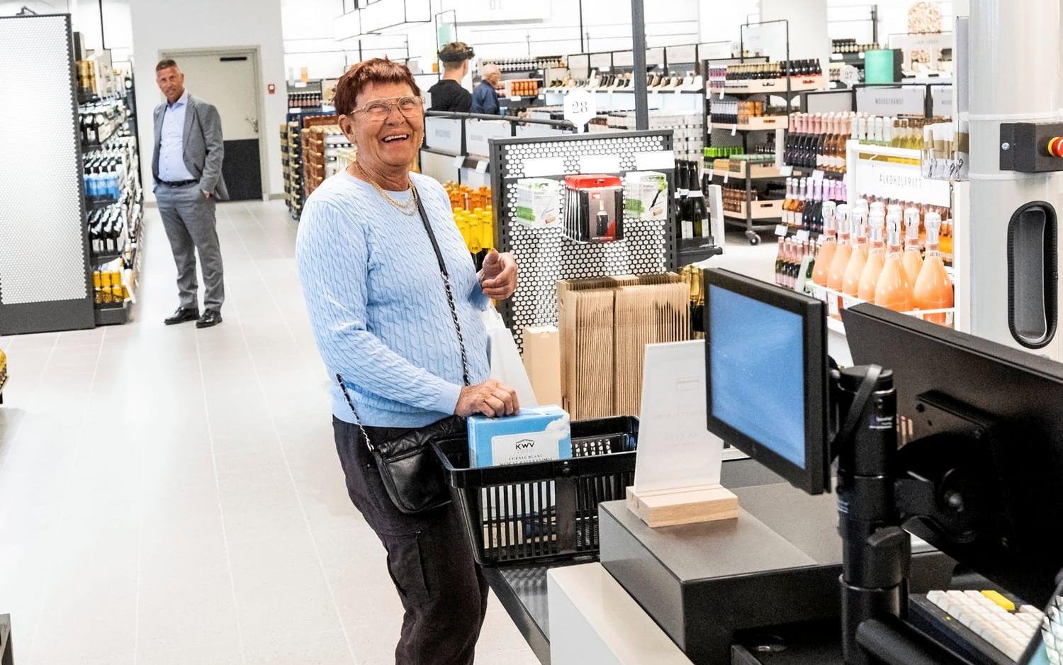 Inga-Lill Emanuelsson, 74, från Horred var den första kunden som handlade i butiken. 