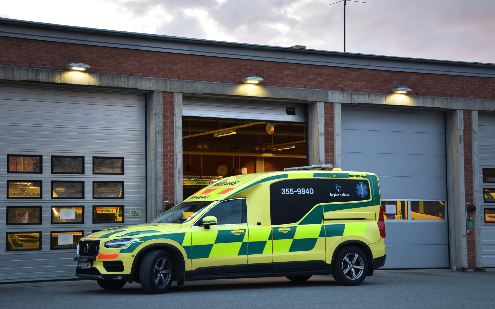 Nu ska situationen med ambulansen i Halland utredas. Blir det fler bilar behövs det även mer personal. 
