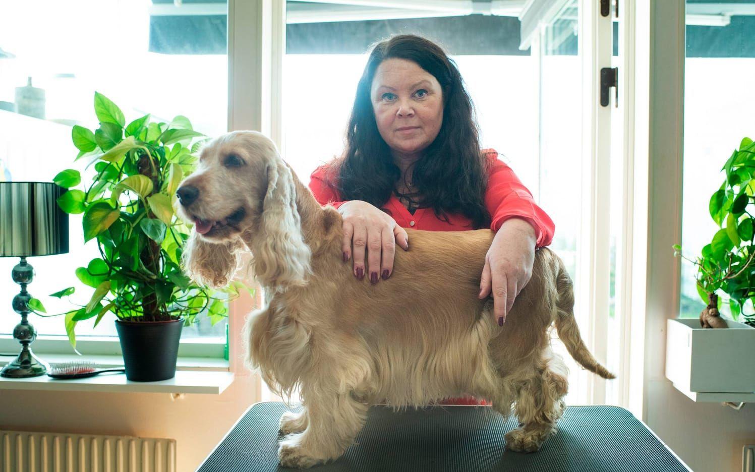 Handskadan Camilla Benon fick under operationer i Varberg har gjort att hon inte kan ta hand om sina hundar på samma sätt som förut. Bild: Jonatan Bylars