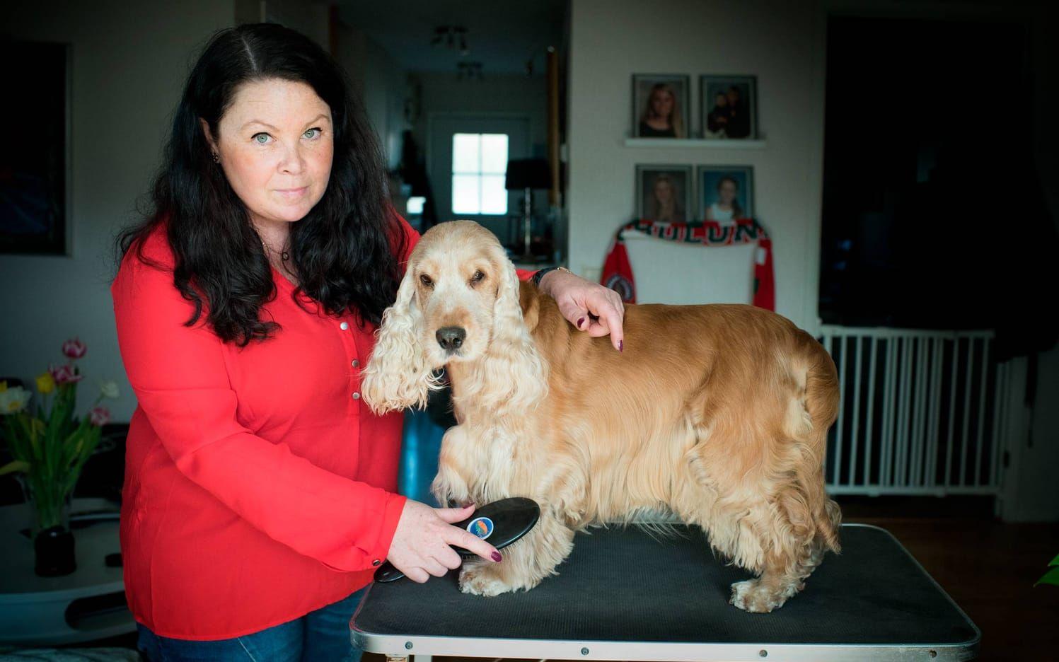Handskadan Camilla Benon fick under operationer i Varberg har gjort att hon inte kan göra vardagliga saker som att dra upp barnens dragkedjor och borsta sina hundar. Bild: Jonatan Bylars

