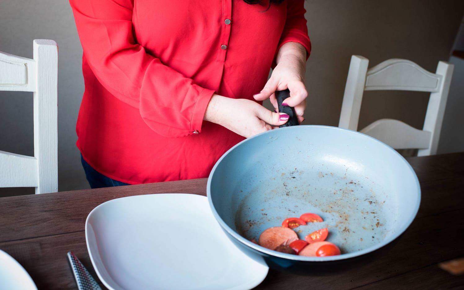 Med skadad tumme och pekfinger har Camilla Benon i norra Halland svårt med vissa vardagliga sysslor, exempelvis i köket. Bild: Jonatan Bylars