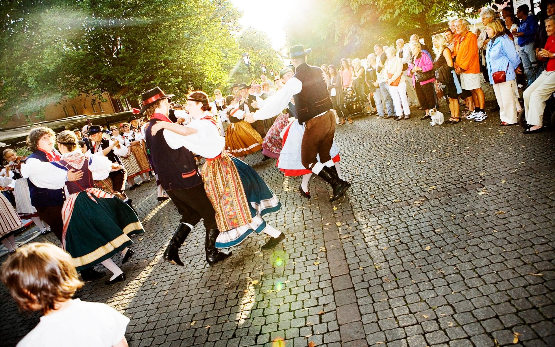 Hur står det till med våra vänortsutbyten? Förr kunde vi ana fler kulturbesök på gatorna. 30 dansare från Karlovy Varyi en tjeckisk folkdans besökte Varberg 2009.