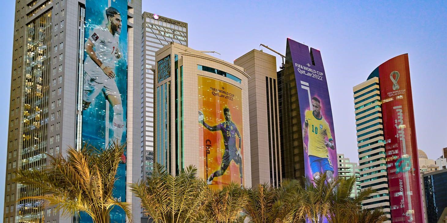 Husfasader i Doha, Quatar, täckta med jättelika bilder på fotbollsstjärnor. 