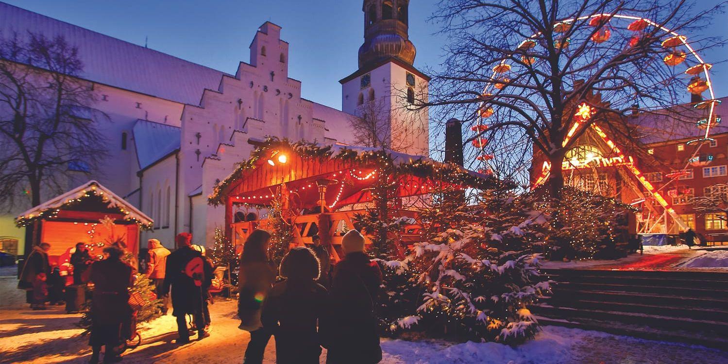 I december arrangeras en mysig julmarknad på Budolfi Plads i Ålborg.