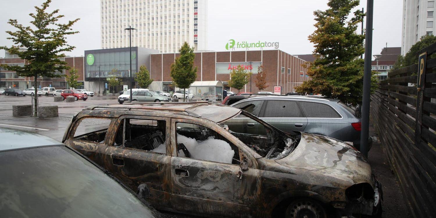 Bilbränder släcktes på 20 platser i Göteborg. Här syns förstörda bilar vid Frölunda torg.