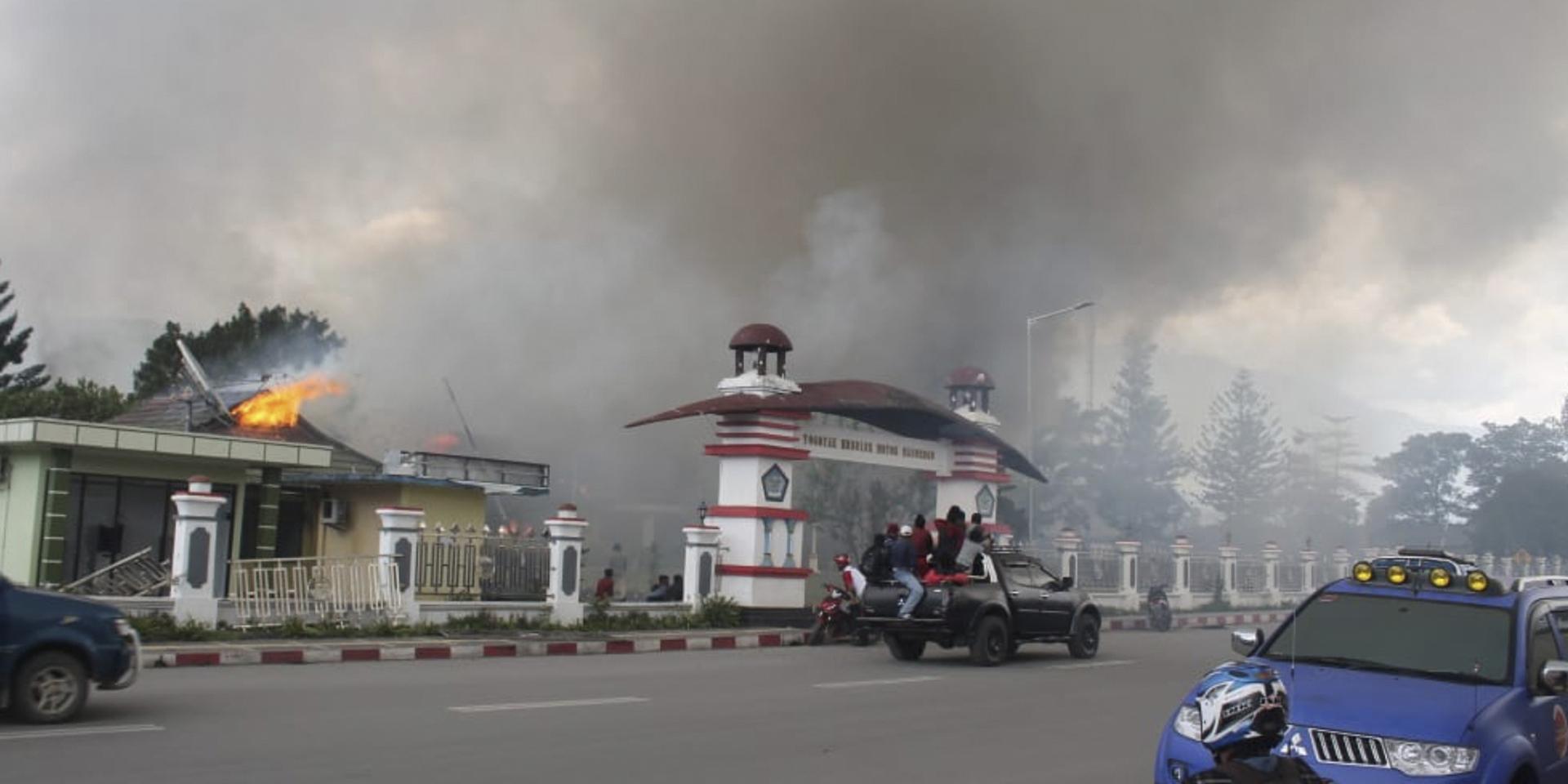 Demonstranter tände eld på en regeringsbyggnad i Wamena.
