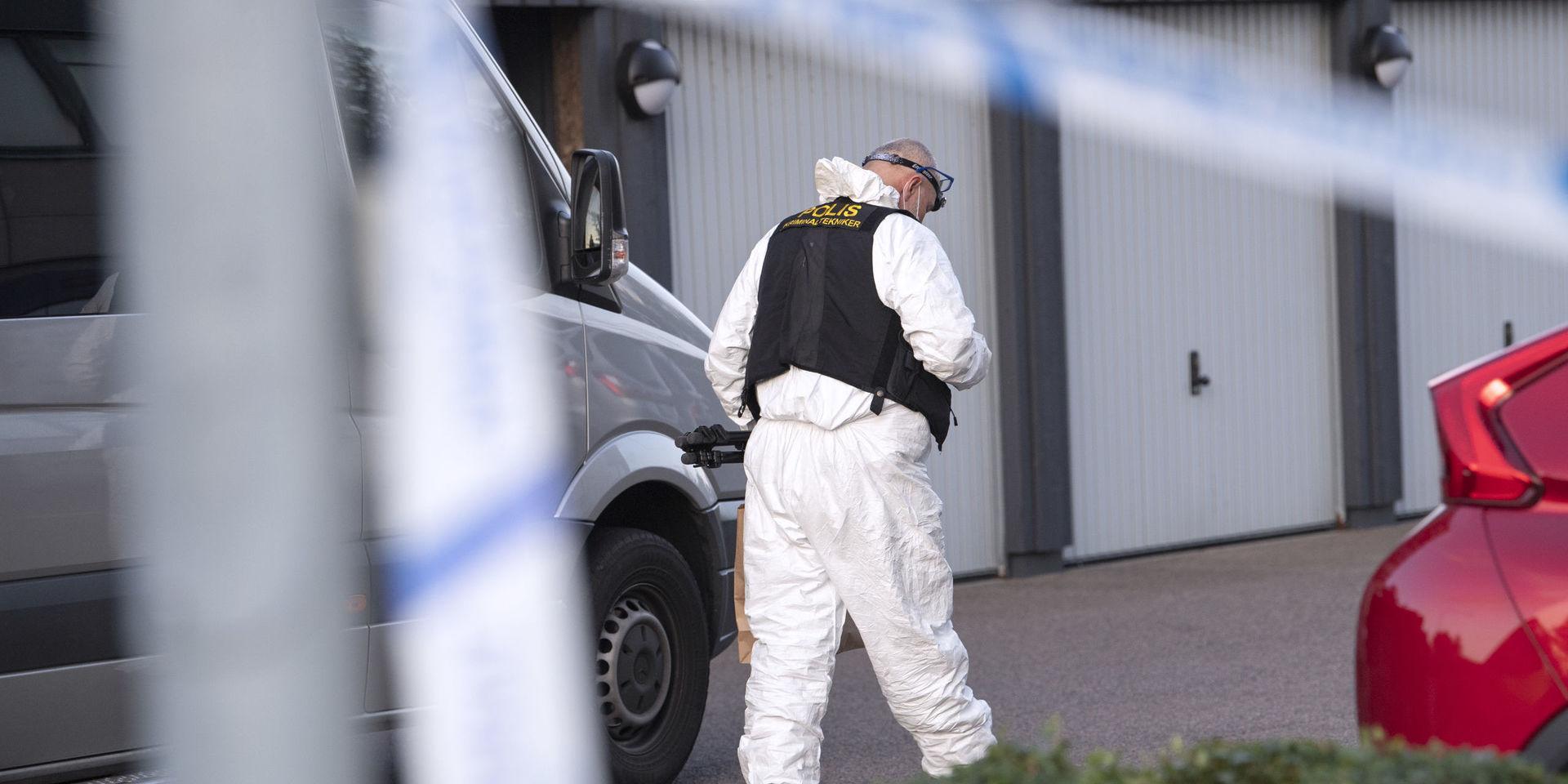 Tidigare i höstas: Polis och kriminaltekniker utanför ett flerfamiljshus i Arlöv utanför Malmö där då två äldre personer hittades döda i sitt hem. Arkivbild.