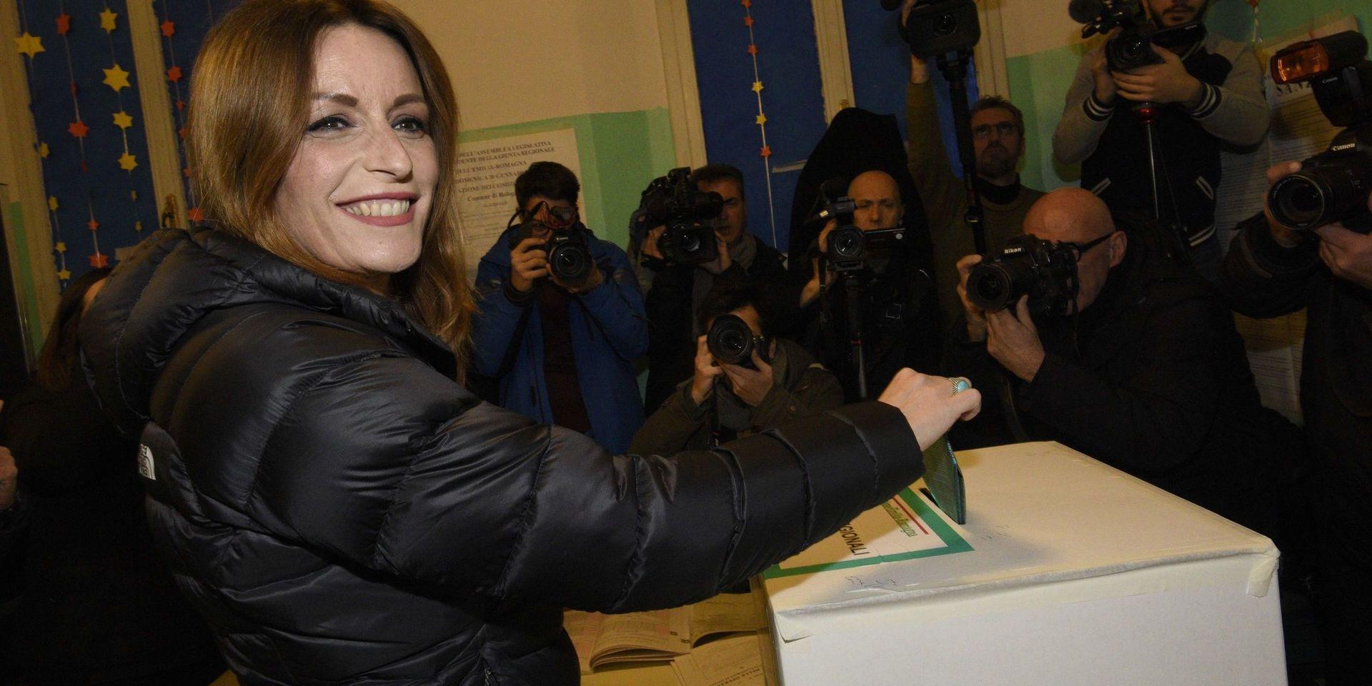 Legas Lucia Borgonzoni lägger sin röst i valet i Emilia-Romagna. 