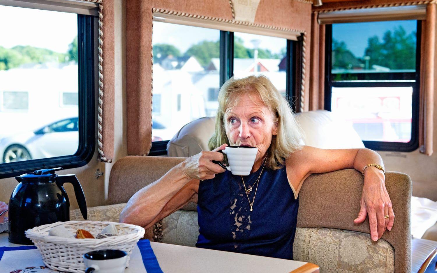 Ulla Karlsson tar en kopp kaffe. I husbilen finns matplats, soffgrupp, kök och sovrum. Foto: Aline Lessner