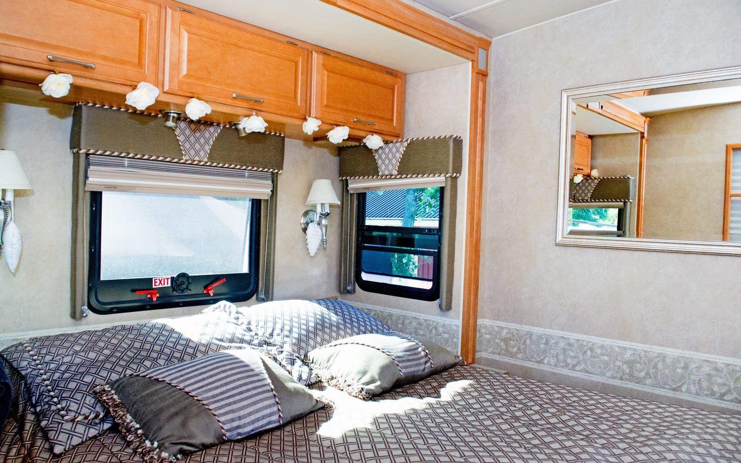 Husbilen i amerikansk modell har känslan av extra allt. Här är sovrummet som ligger längst in i fordonet. Foto: Aline Lessner