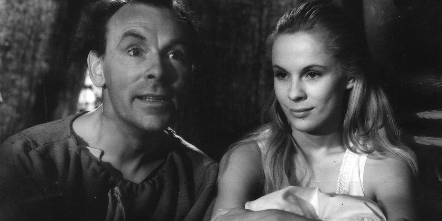 Nils Poppe och Bibi Andersson i Ingmar Bergmans "Det sjunde inseglet" från 1957. Arkivbild.