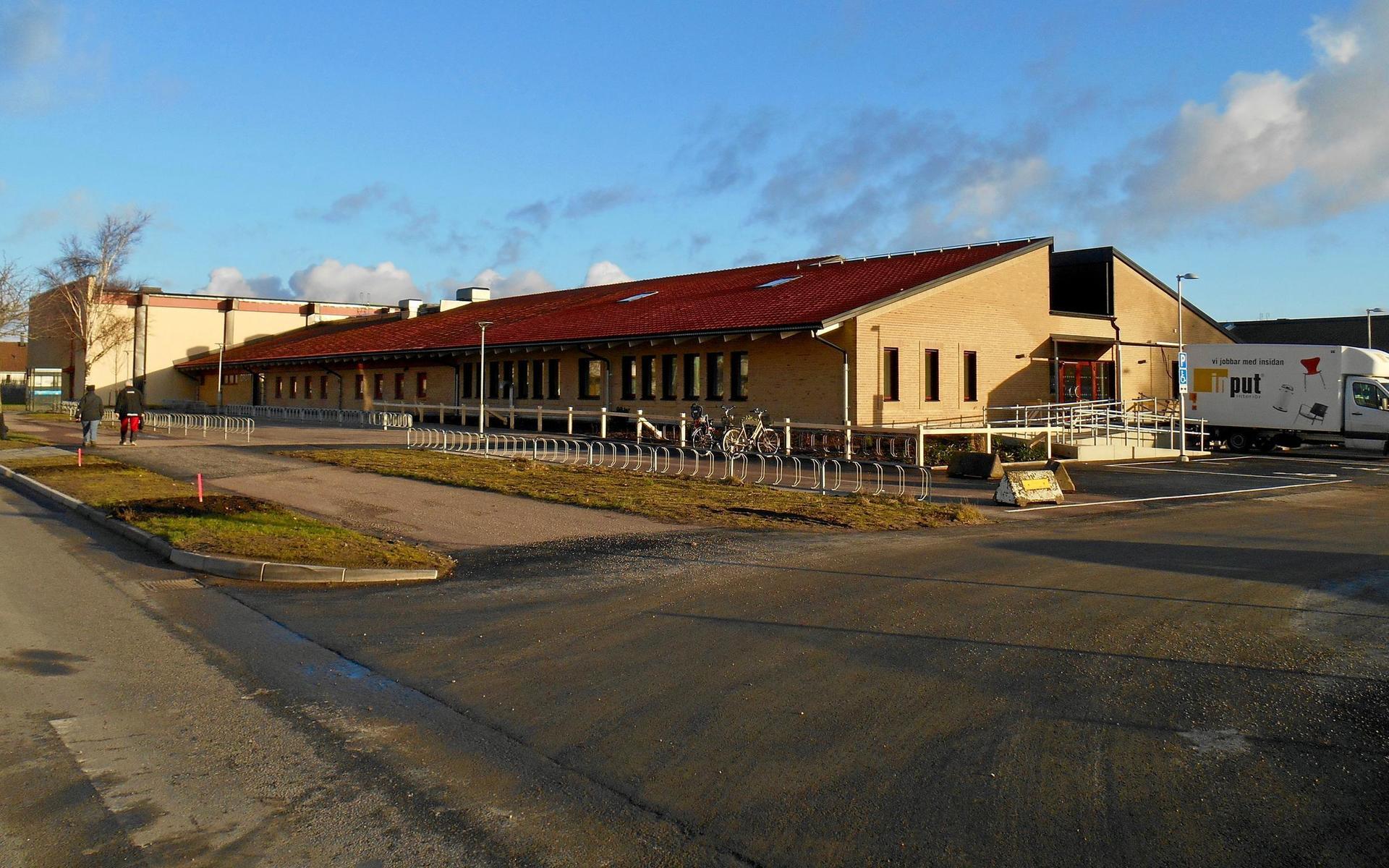 Hjortsbergsskolan har fått en utbyggd flygel mot Ljungholmsvägen med plats för sex nya hemvister. Särskolans verksamhet kommer att samlas i flygeln på andra sidan, mot Ängsstigen.