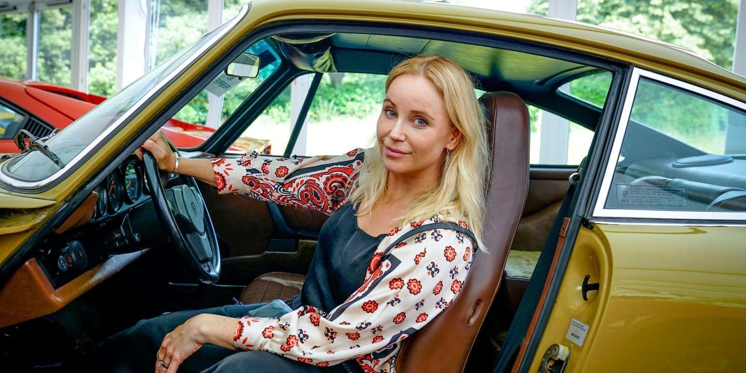 Sofia Helin sitter i den Porsche som användes av hennes rollfigur Saga Noren i tv-serien Bron.