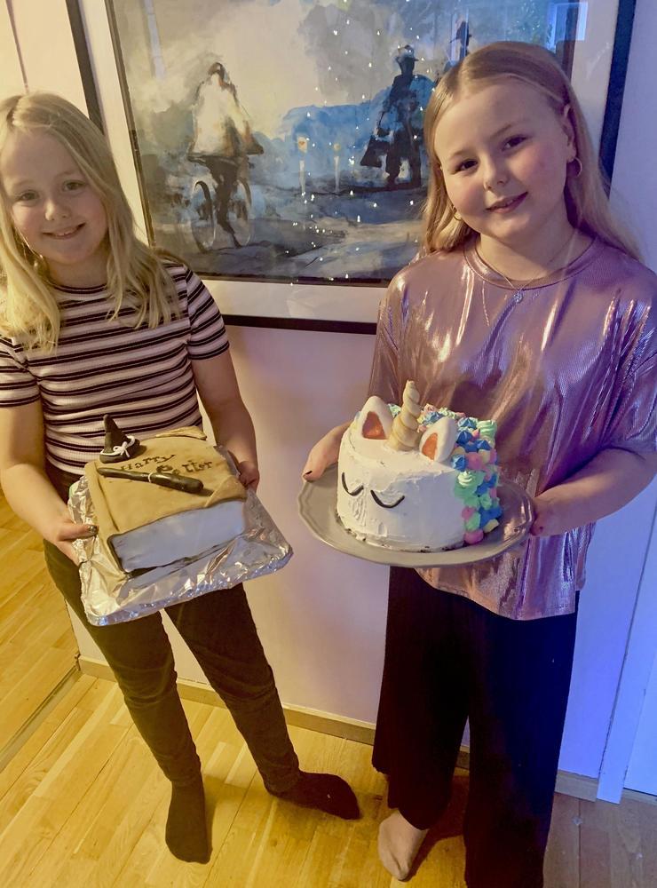 Bianca med en Harry Potter-tårta och hennes syster Polly Lagnell med en enhörningstårta hemma hos mamma Lisa i Falkenberg.