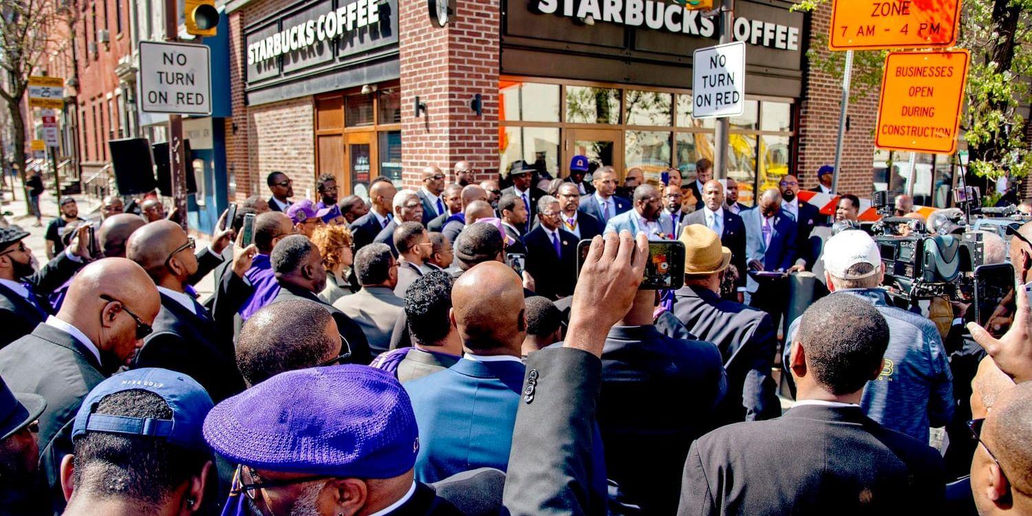 Demonstration utanför Starbucks i Philadelphia mot behandling av två svarta kunder.
