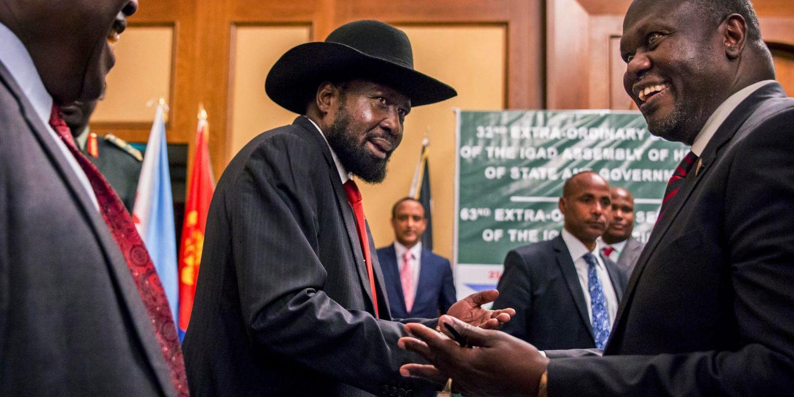 Sydsudans president Salva Kiir (i mitten) skakar hand med oppositionsledaren Riek Machar under fredsförhandlingar i Etiopien. Arkivbild