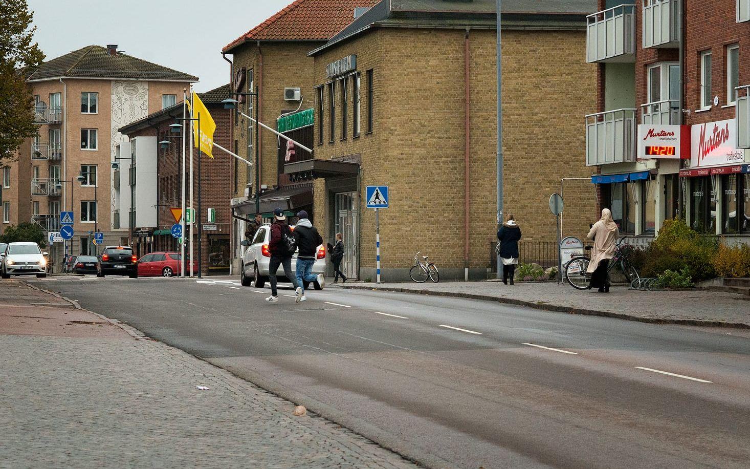 Ombyggnad av Holgersgatan – Sju miljoner kronor under 2018-2019 När kvarteret Hjulet och Kunskaps- och kulturcentrum är färdigt kommer Holgersgatan att vara en del av centrum med helt andra krav på framkomlighet och trafiksäkerhet för gående och cyklister. Ett arbete är påbörjat som ska visa hur gatan kan utformas mellan Arvidstorpsvägen och Nygatan.
