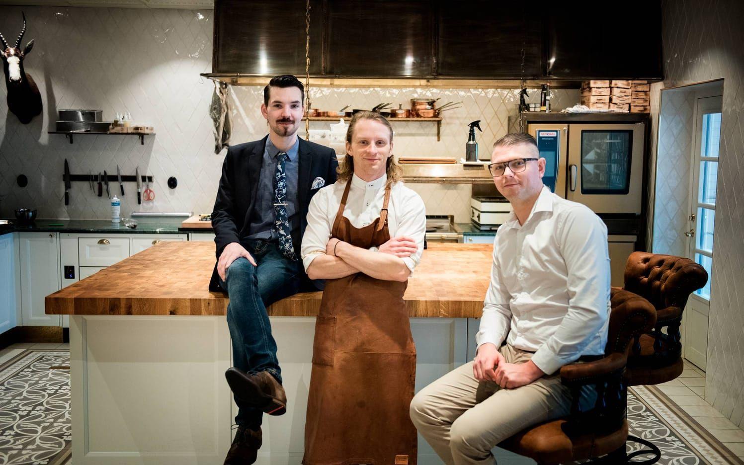 Niklas Cramér, Knutur Kristjansson och Stefan Thomasson driver tillsammans hotellets senaste tillskott, restaurang Köket, med fokus på nynordiska smakmenyer. BILD: Jonatan Bylars