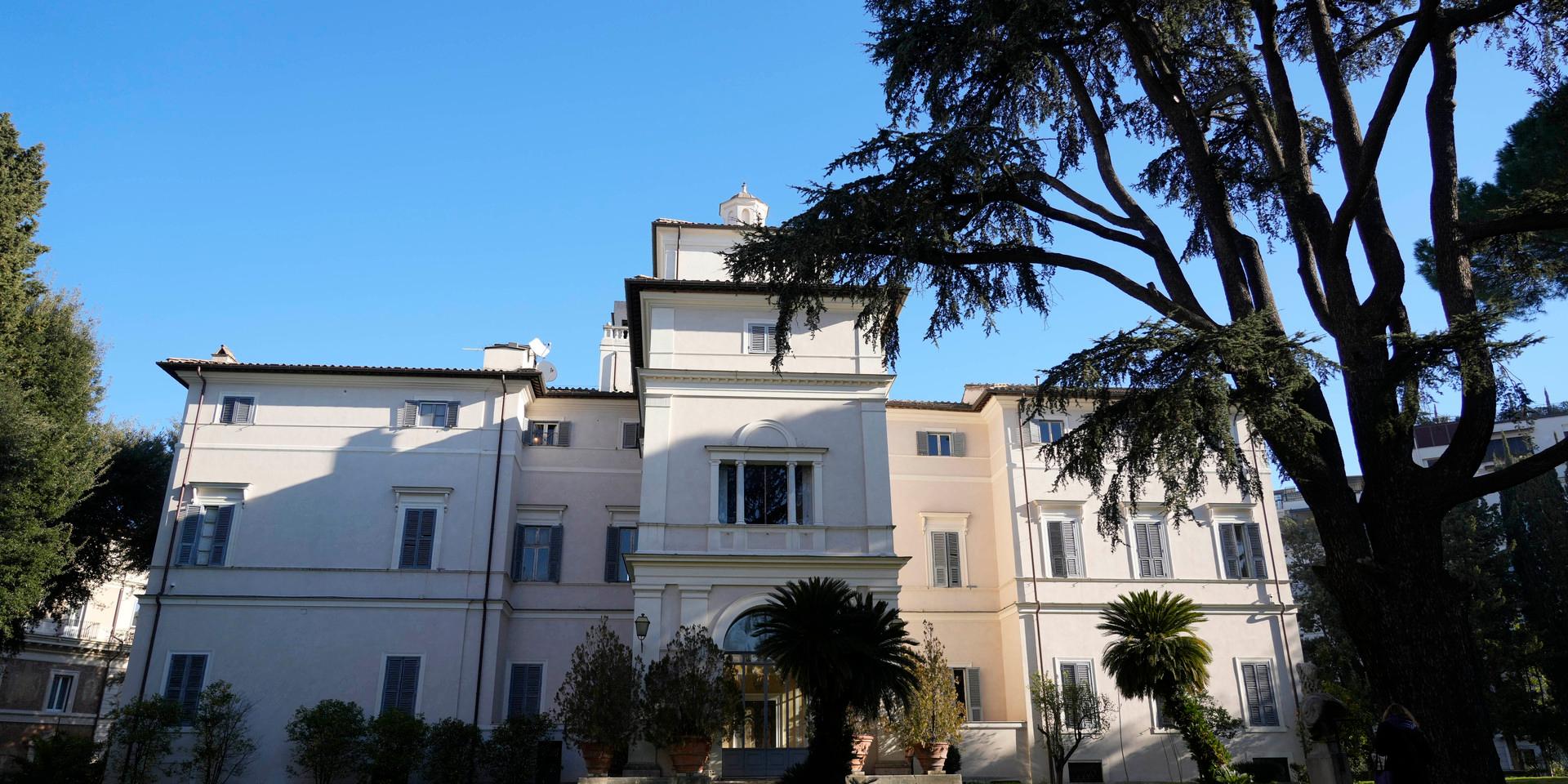 Den uppmärksammade auktionen av palatset Villa Aurora, som hyser historiens enda takmålning av Caravaggio, har skjutits upp.