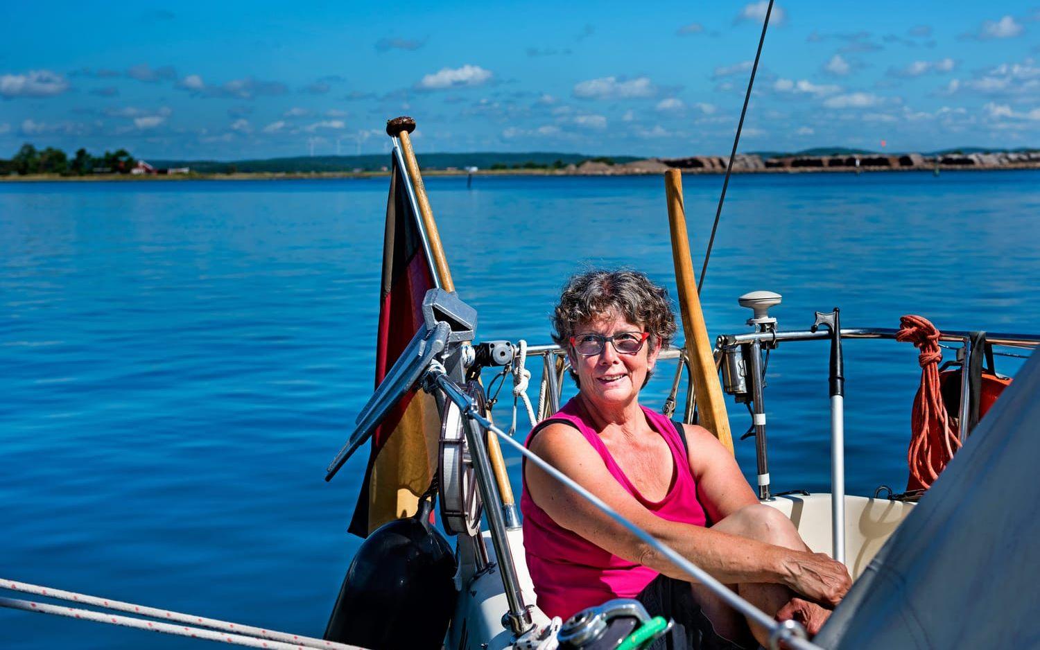 Besökare. Hanna Stein från Tyskland satt i solen på sin väns båt. Hon tog tåget till Trollhättan och ska hänga med på seglatsen söderut hem till Tyskland. Foto: Aline Lessner