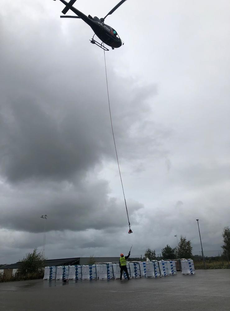 Materialet till det nya taket på Carlsberg fick lyftas på plats med helikopter.