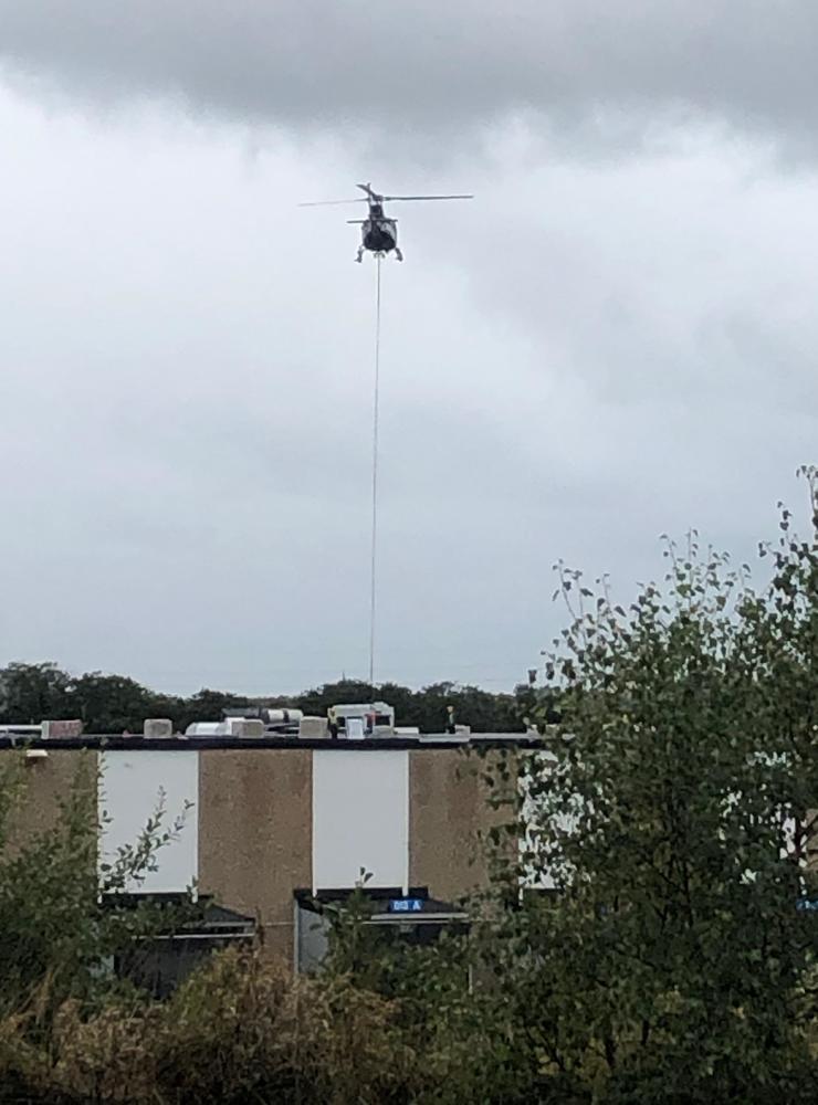 Materialet till det nya taket på Carlsberg fick lyftas på plats med helikopter.