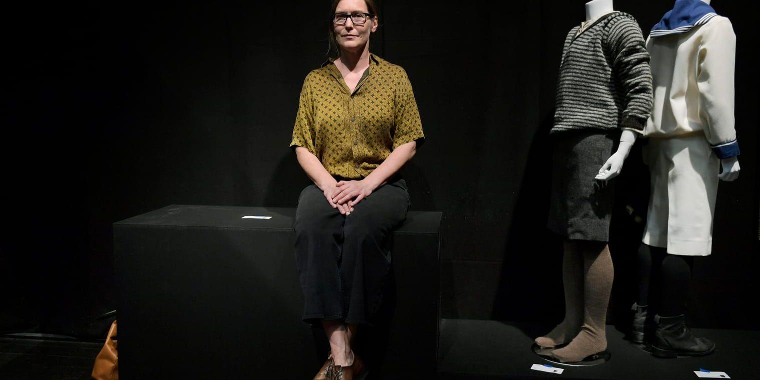 Anna Bergman har kurerat utställningen "Bergman – lögn och sanning" på Scenkonstmuseet i Stockholm. Bredvid sig har hon Alexanders kläder från den världsberömda filmen "Fanny och Alexander".