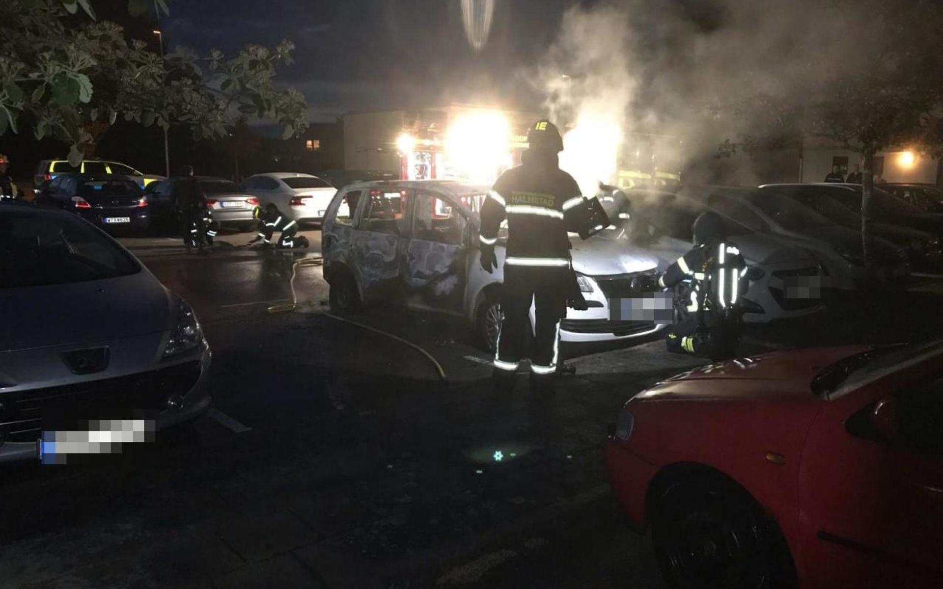 När polisen kom till platsen var en bil helt utbränd. Ytterligare två var skadade.