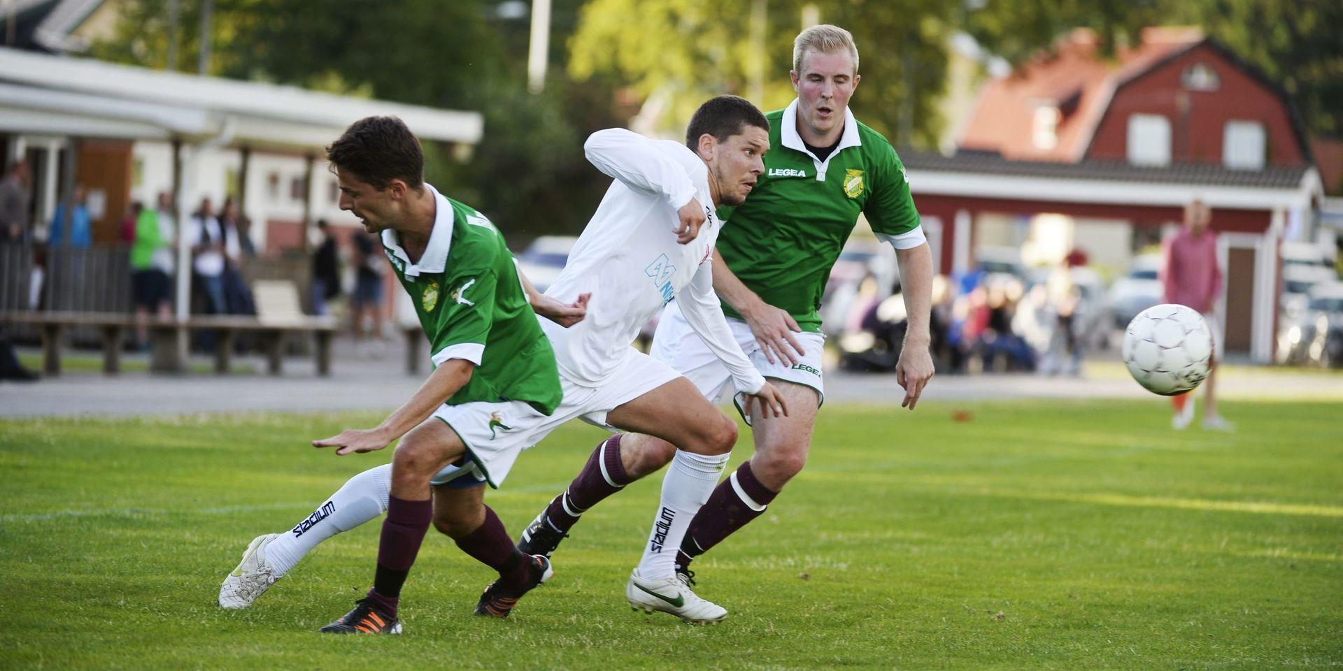 I Skåne, Bohuslän och Dalsland har starten för småklubbsfotbollen skjutits upp till den 1 augusti på grund av coronapandemin. Men i Halland är det fortfarande den 8 juni som gäller för Oskarström, Örnia och alla de andra föreningarna.