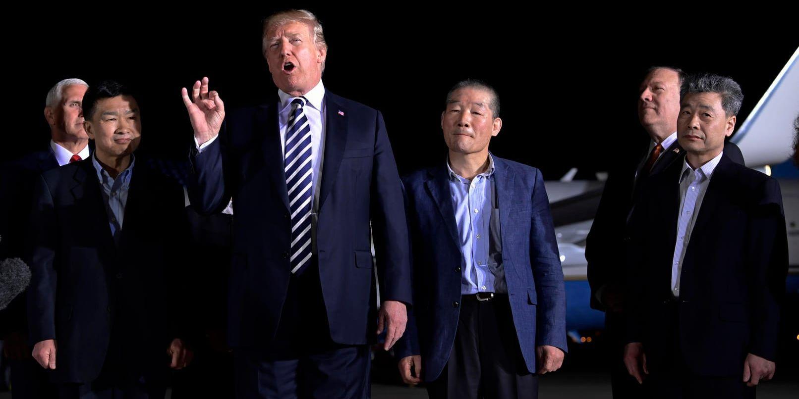 President Donald Trump med Tony Kim, Kim Dong Chul och Kim Hak Song, de tre amerikaner som suttit fängslade i Nordkorea.