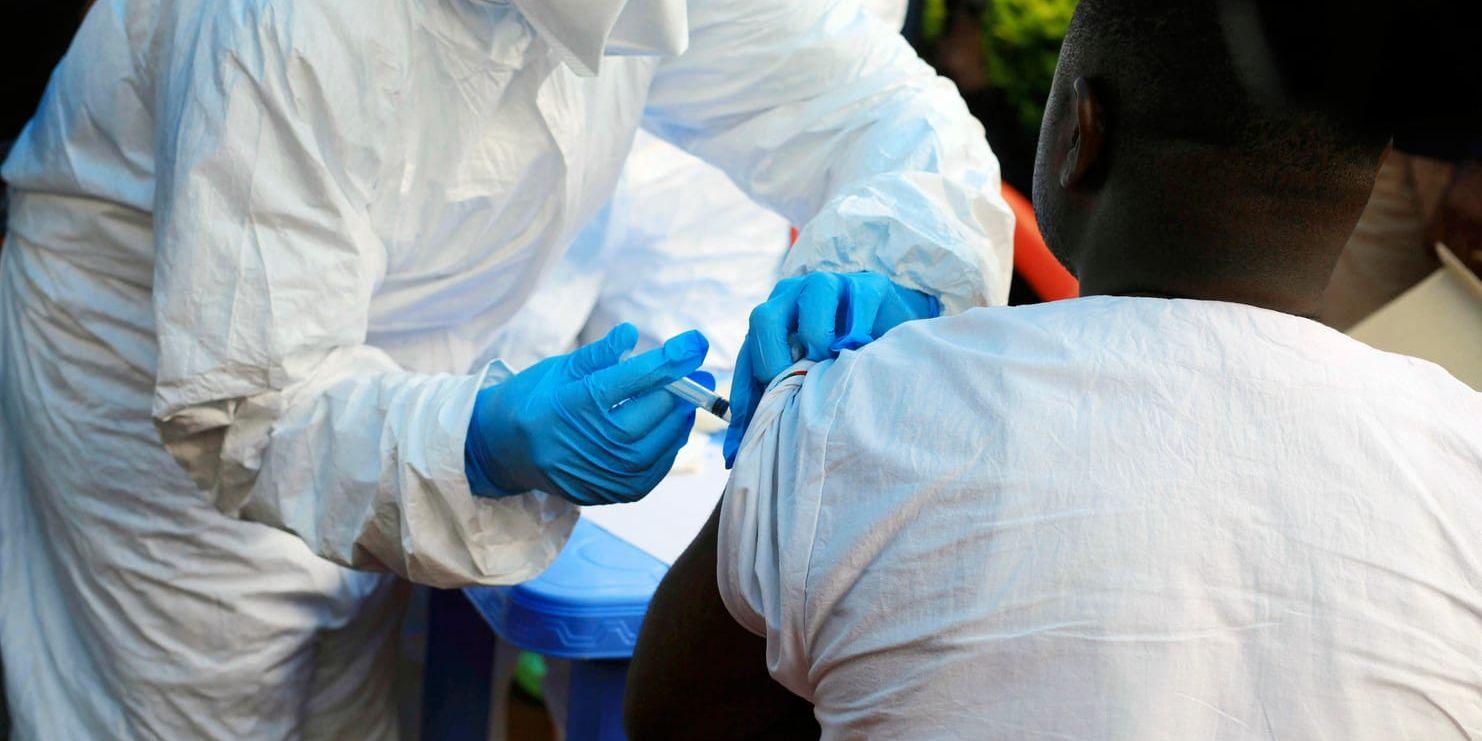 En WHO-medarbetare ger en vaccinationsspruta mot ebola i byn Mangina i nordöstra Kongo-Kinshasa. Bilden är från den 8 augusti.