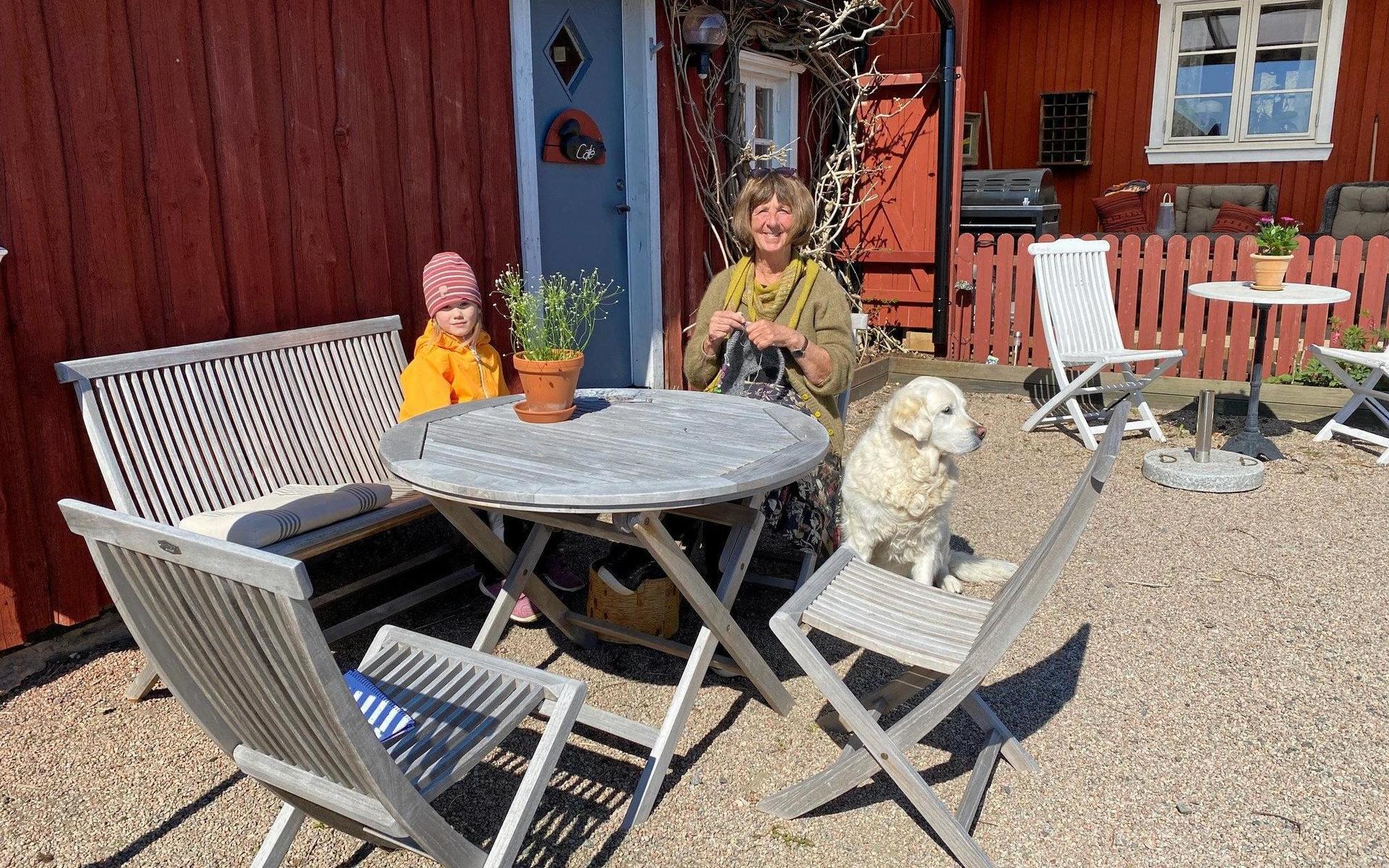 Iris Janko, Ewa Janko och Elton, en nioårig vit golden trivs på den vindskyddade gården på gården i Galtabäck. 