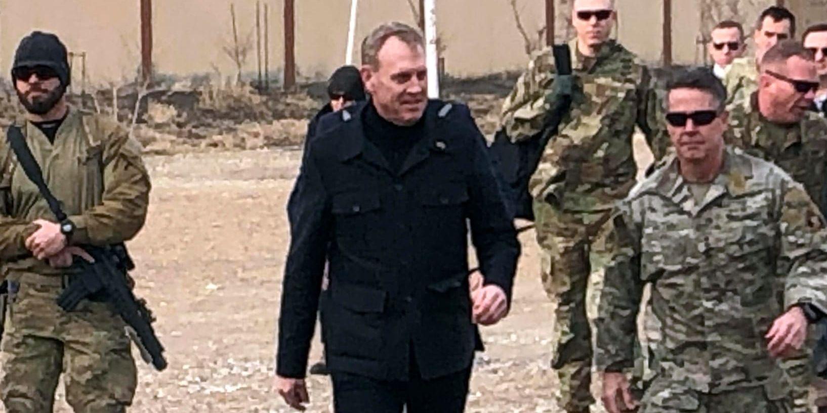 USA:s tillförordnade försvarsminister Patrick Shanahan (i mitten) anlände på måndagsmorgonen i Afghanistans huvudstad Kabul.