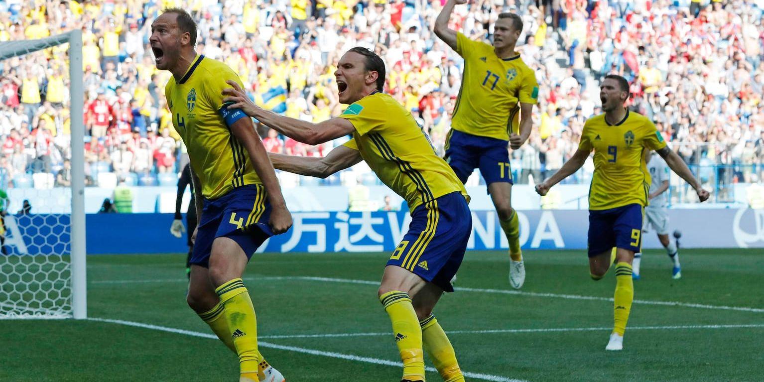 Andreas Granqvist firar Sveriges 1–0-mål i VM-premiären mot Sydkorea.