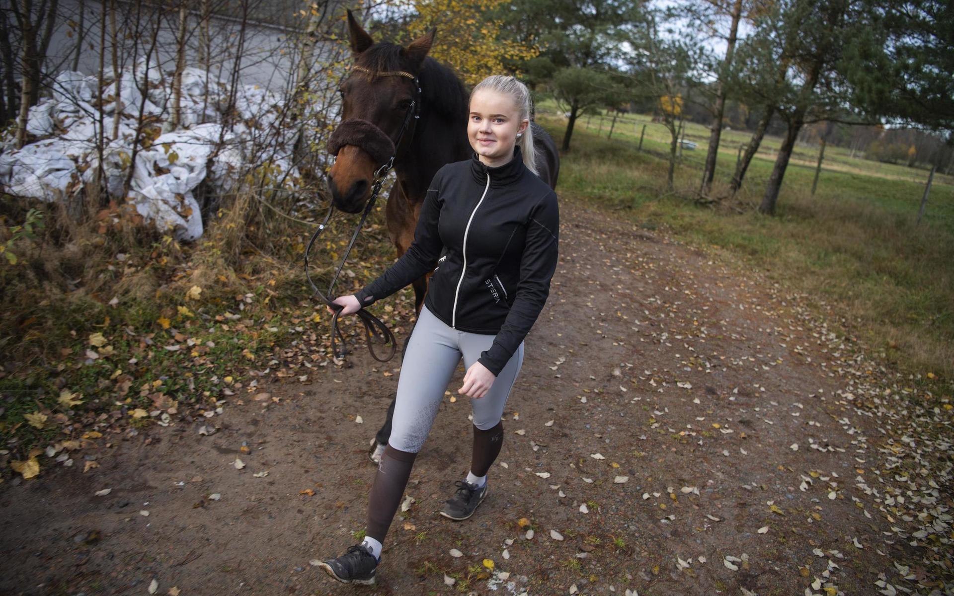 Ponnyryttaren Emmie Bengtsson, 15, brännskadades i en trafikolycka i somras och har fått genomgå flera hudtransplantationer. Nu är hon tillbaka i sadeln och tävlar igen.