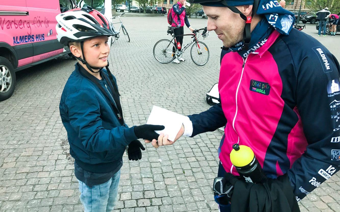 Efter målgång i Varberg kommer Hugo Sassersson, 10 år fram och lämnar över ett kuvert med pengar till Andreas Johansson. Hugo och hans kompis har haft en loppmarknad och vill att pengarna ska gå till barncancerfonden.