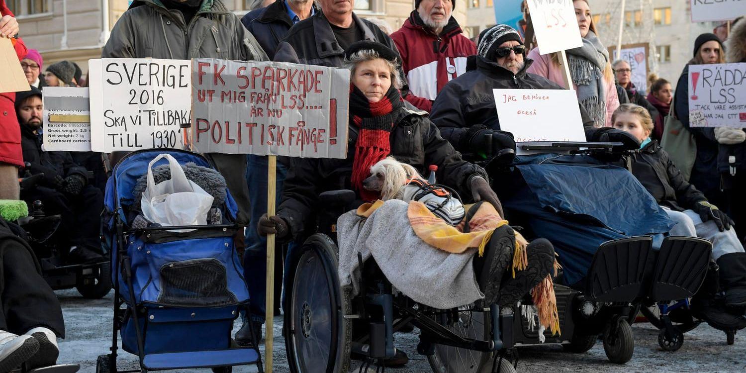 En manifestation i Stockholm 2016 för rätten till assistansinsatser på internationella funktionshindersdagen. Arkivbild.