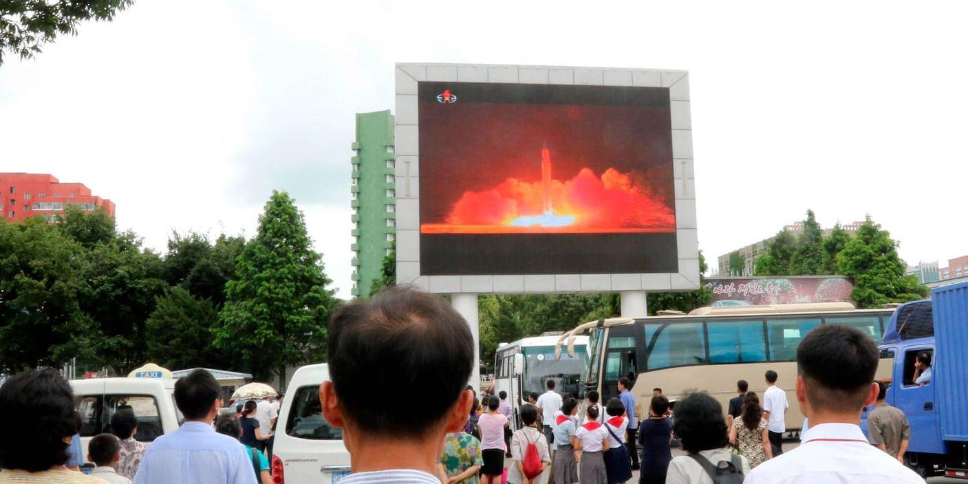 Nordkoreaner tittar på uppskjutningen av en robot i huvudstaden Pyongyang. Arkivbild.