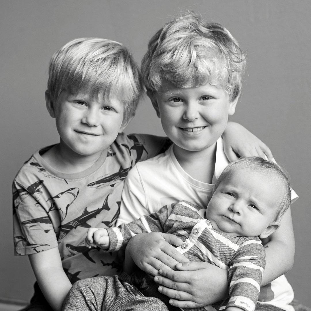 Marie och Daniel Carlsson, Varberg fick den 15 augusti en pojke som heter Henry. Han vägde 4420 gram och var 52 cm lång. Storasyskonen heter Olle och John. foto: Karin Linde