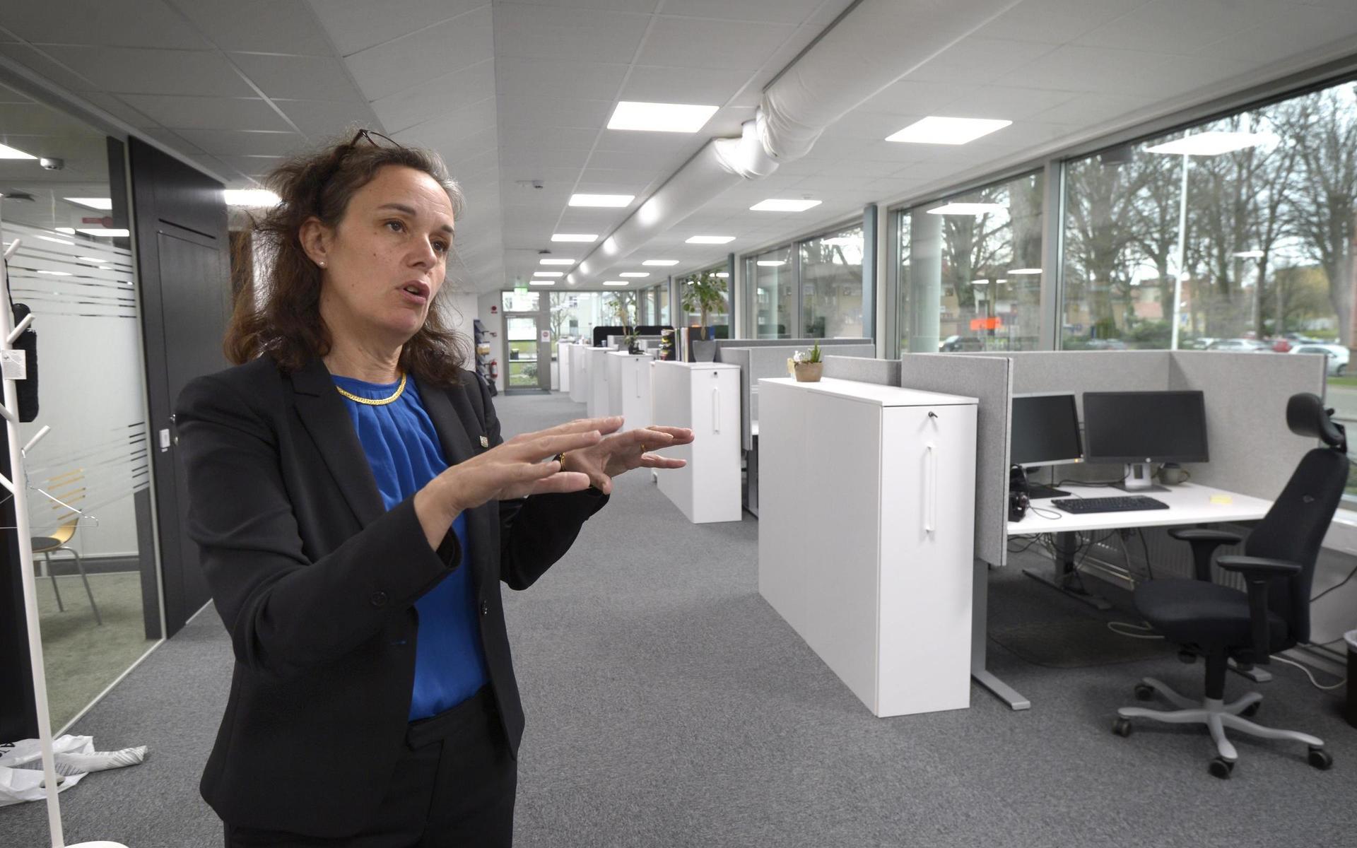 Kommunens personaldirektör Kristina Taremark visar runt i de ödsliga kontorslokalerna vid Östra Långgatan. Här sitter normalt ekonomikontoret och ekonomiavdelningen.