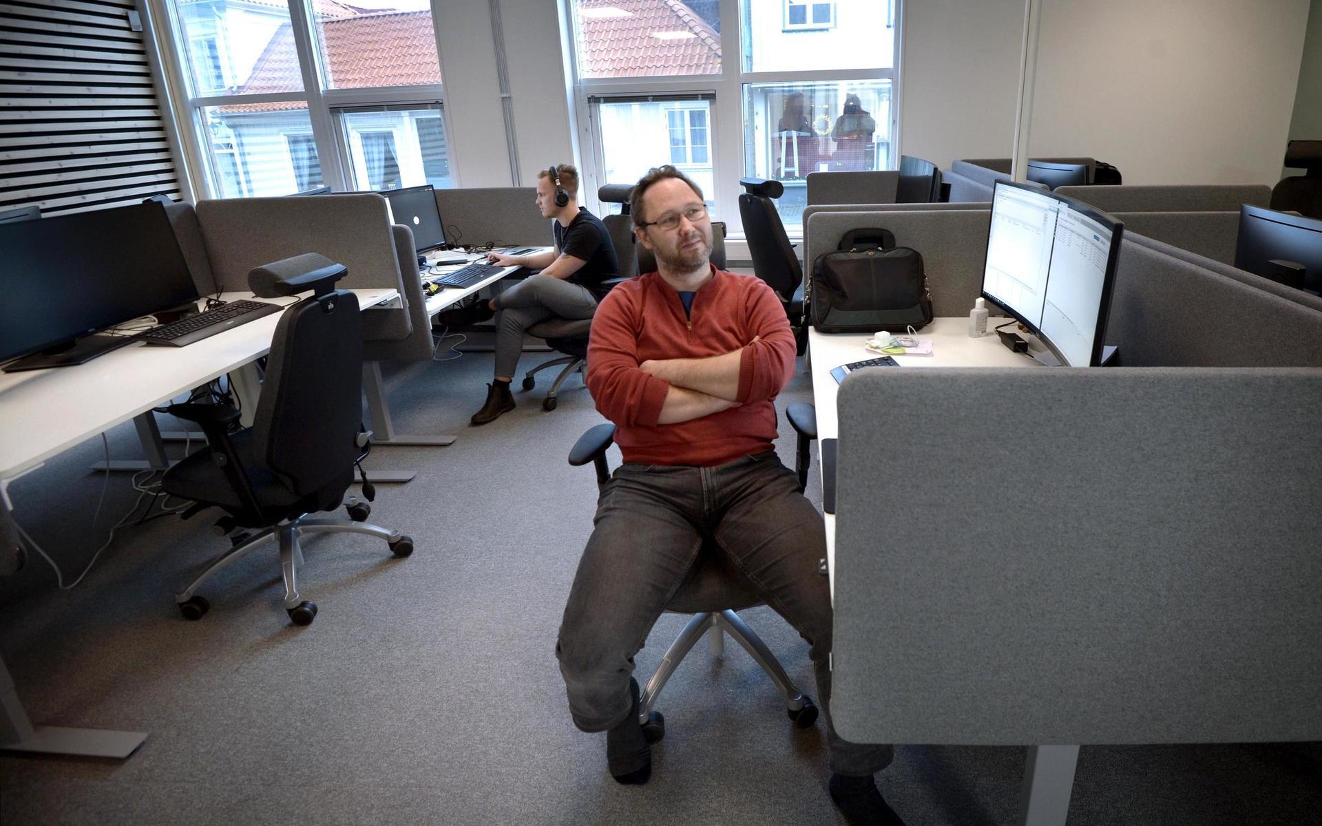Daniel Ståhl är en av få personer som är inne och jobbar på kontoret i Stadshus C.