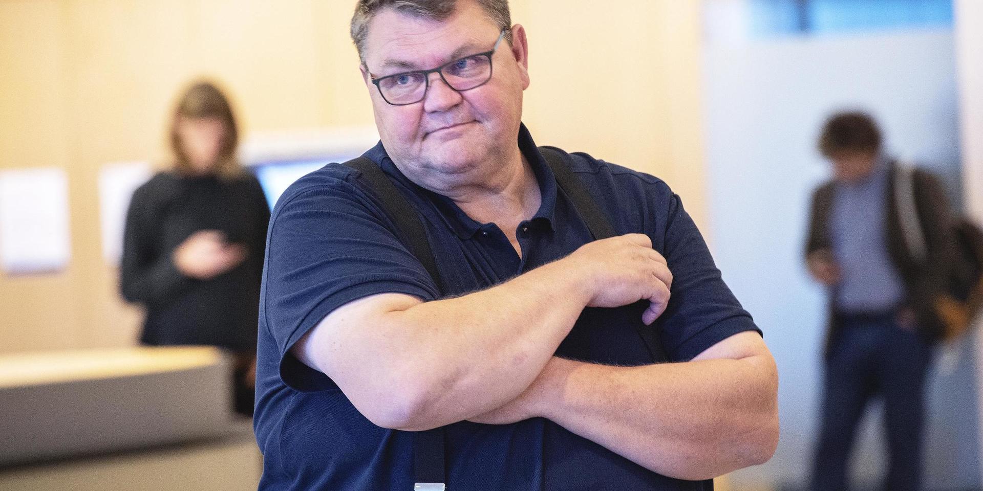 Sverigedemokraternas EU-parlamentariker Peter Lundgren anländer till rättegången vid Jönköpings tingsrätt där han stod åtalad för sexuellt ofredande. Han friades av tingsrätten. 